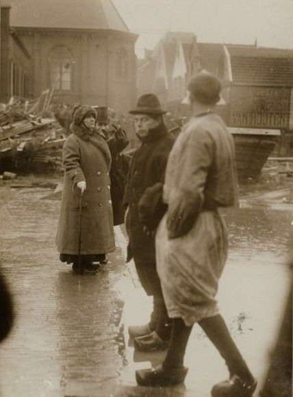 Foto van het bezoek van koningin Wilhelmina op 18 januari 1916 aan het door de watersnoodramp getroffen eiland Marken, Beeldbank Waterlands Archief, fotonummer: WAT001017928