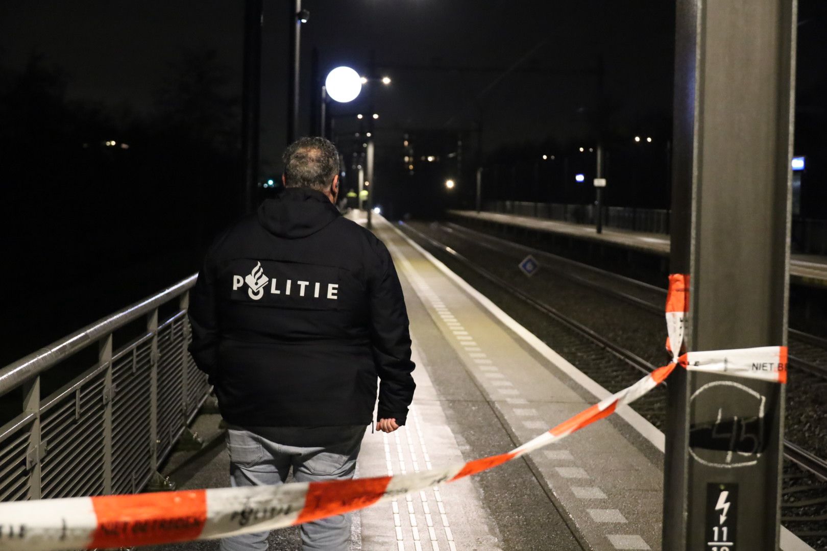 Aanhoudingen na melding vuurwapenbezit nabij station Weidevenne, treinverkeer verstoord