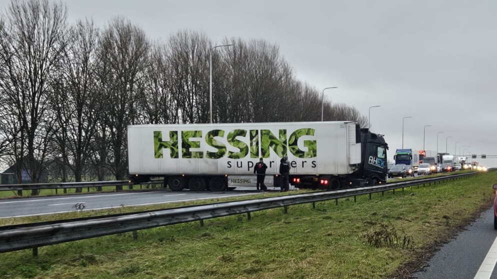 Verkeersinfarct op A7 na geschaarde vrachtwagen