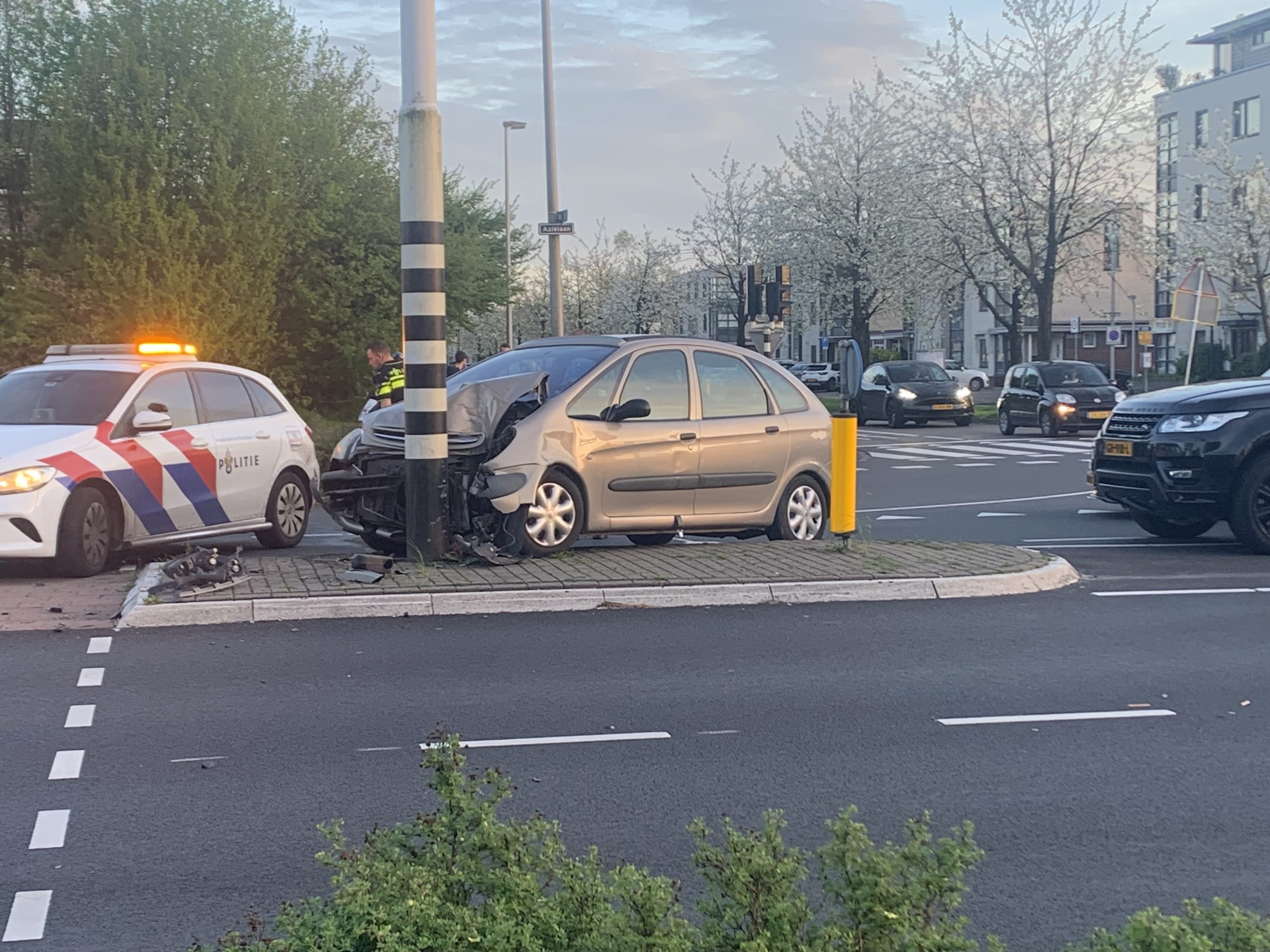 Flink eenzijdig ongeval op Azielaan