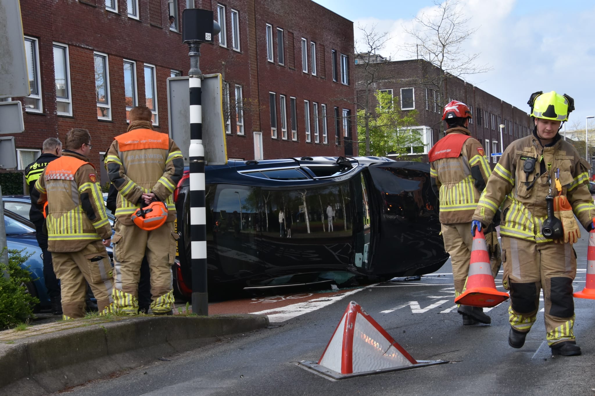 Auto gelanceerd na botsing met bussluis in Purmerend