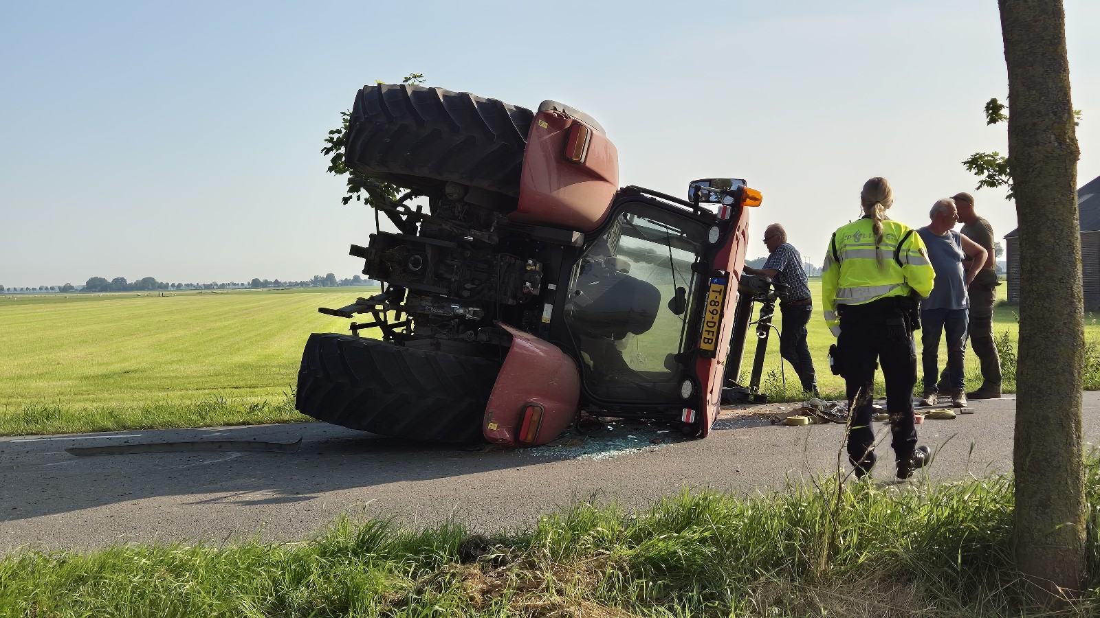 Rijperweg voorlopig dicht door gekantelde tractor