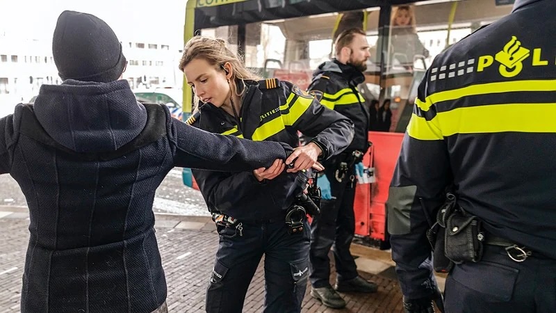 Preventief fouilleren kermis werpt vruchten af: Wapens en vuurwerk in beslag genomen